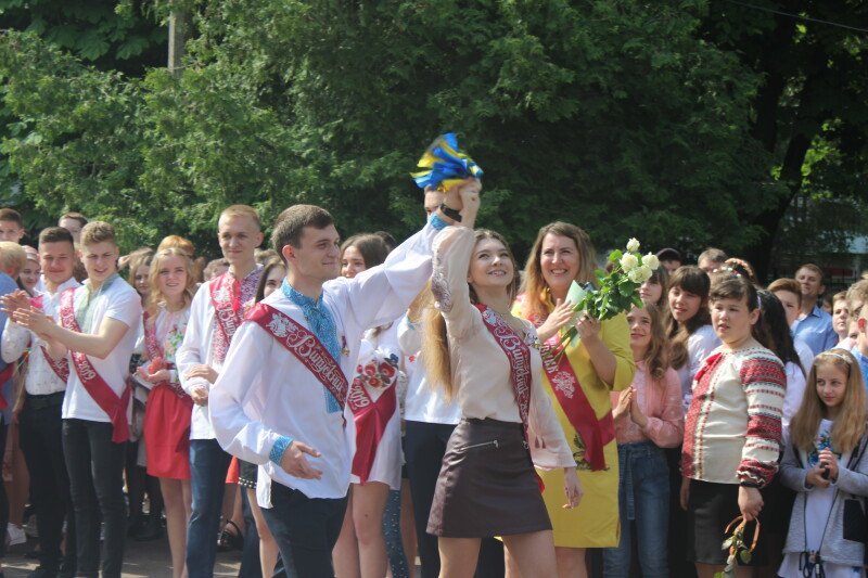 Шкільний дзвінок на подвір'ї